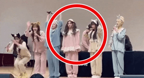 에버글로우 팬 사인회 영상. 왕이런이 절 대신 중국식 인사를 하고 있다. [웨이보]
