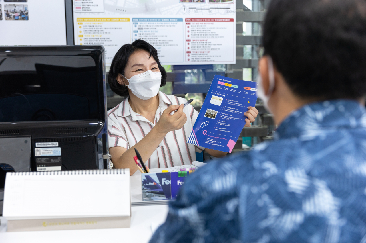 서울시50플러스재단은 디지털·그린뉴딜·중소기업 분야에서 역량있는 ‘50+인턴’과 함께 일할 서울소재 기업과 기관을 모집한다고 10일 밝혔다. ‘50+인턴’을 통해 그린뉴딜 분야에서 활동한 인턴 지원자의 모습.[서울시50플러스재단 제공]