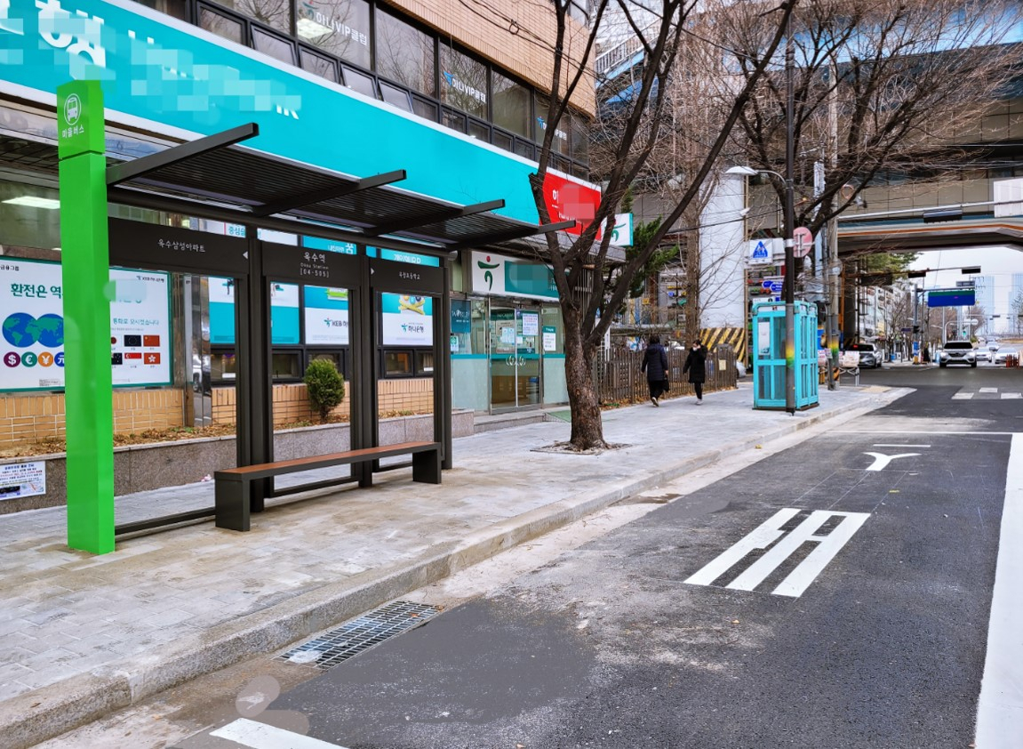 서울 성동구(구청장 정원오)가 옥수역 주변 마을버스 정류소 전면 재정비 공사를 모두 마쳤다고 10일 밝혔다. 사진은 정비된 마을버스 정류소의 모습. [성동구 제공]