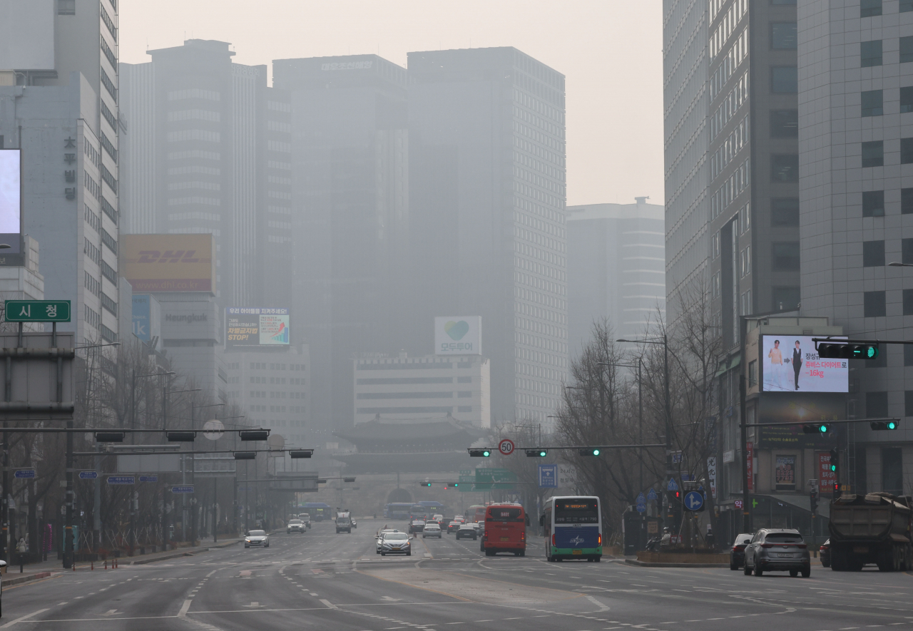 수도권과 충남 지역에 올해 첫 미세먼지 비상저감조치가 시행된 지난 9일 서울 시내가 뿌옇게 보이고 있다. [연합]