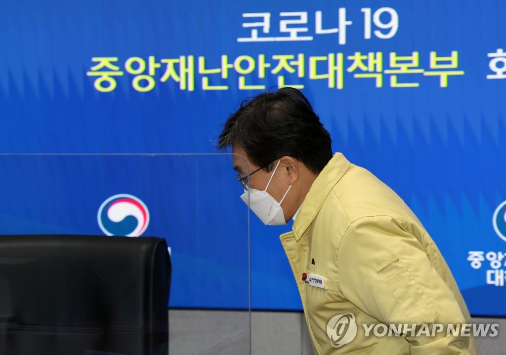 권덕철 중앙재난안전대책본부 1차장(보건복지부 장관)이 10일 오전 정부서울청사에서 열린 코로나19 대응 중앙재난안전대책본부 회의에 참석하고 있다.[연합]