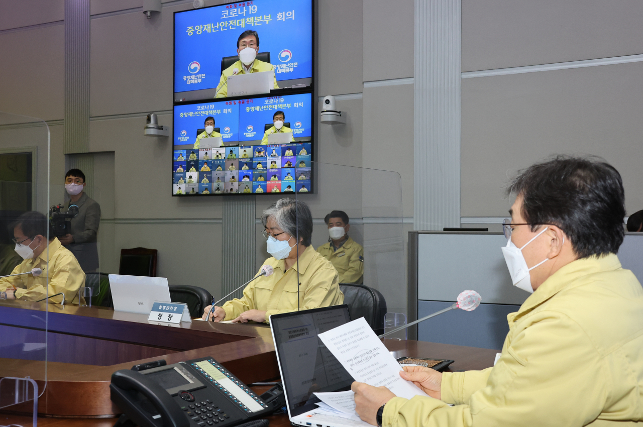 권덕철 중앙재난안전대책본부 1차장(보건복지부 장관, 오른쪽)이 10일 오전 정부서울청사에서 열린 코로나19 대응 중앙재난안전대책본부 회의를 주재하고 있다. [연합]