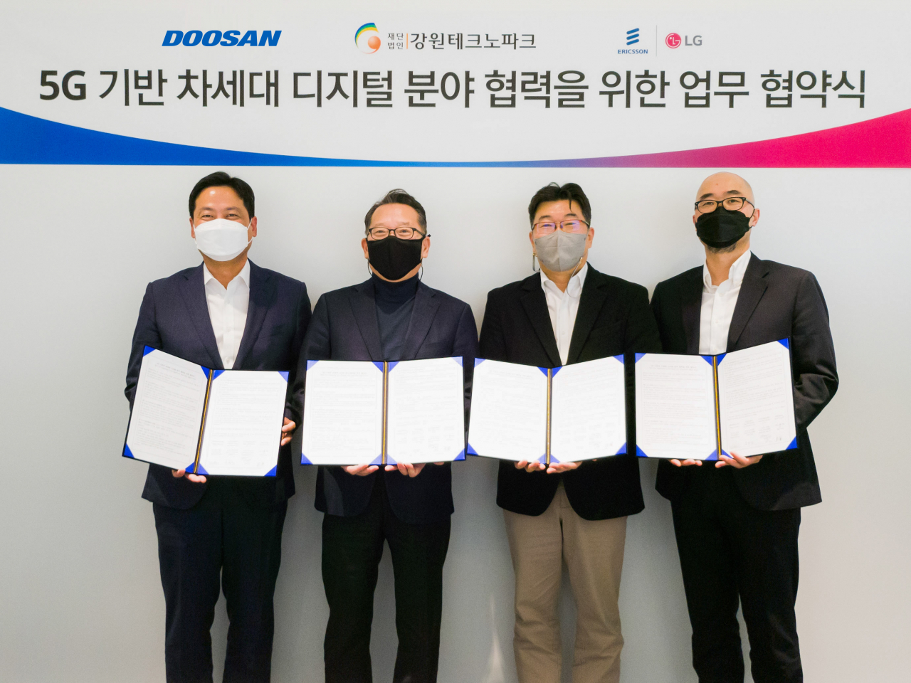 경기 성남시 분당두산타워에서 진행된 ‘5G 기반 차세대 디지털 분야 협력을 위한 업무 협약식’에서 장세영 두산중공업 상무(왼쪽에서 세번째) 등 참석자들이 MOU 체결 후 기념촬영을 하고 있다. [두산중공업 제공]