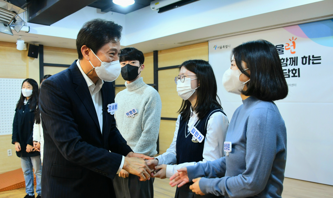 오세훈 서울시장이 지난해 11월 ‘서울런’ 멘토링 현장 간담회에 참석하고 있다. [서울시 제공]
