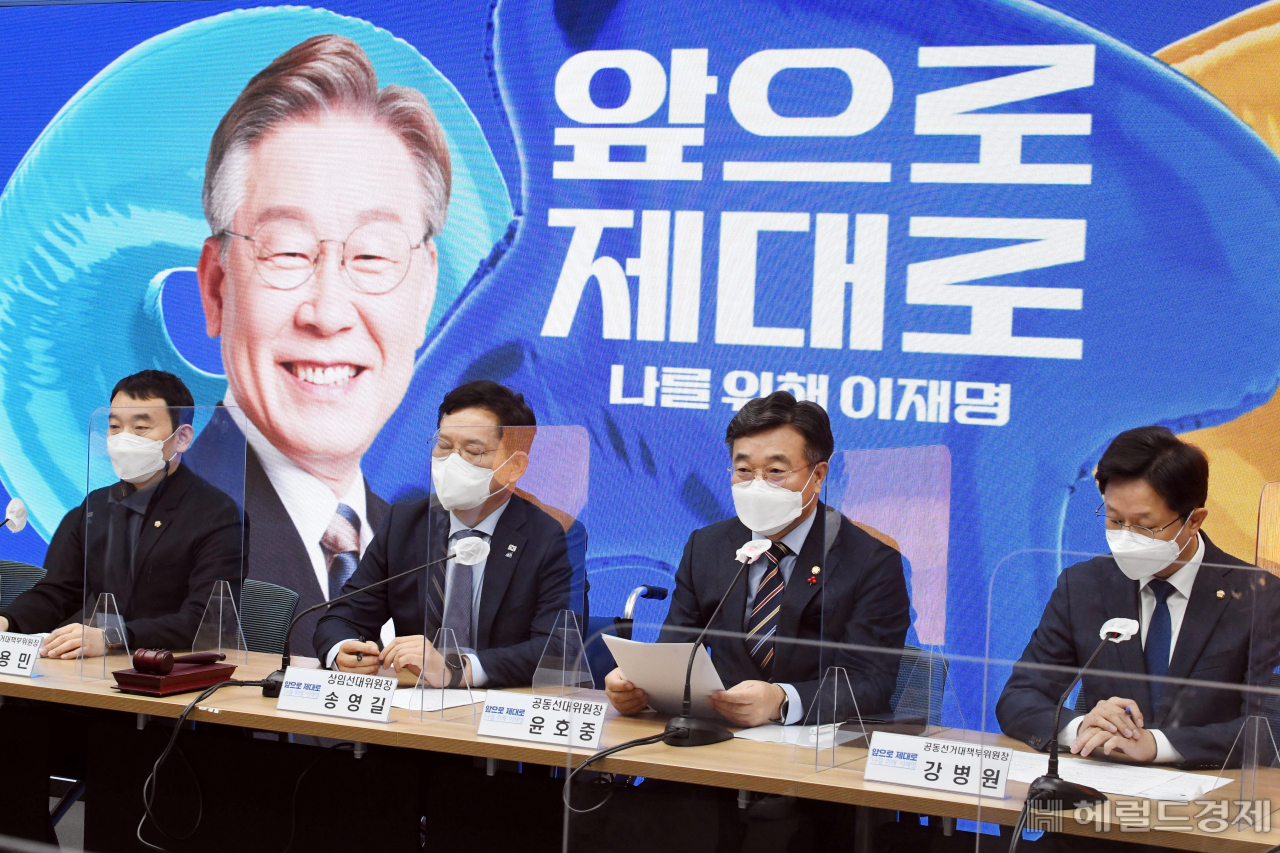 윤호중 더불어민주당 공동선대위원장이 10일 서울 여의도 당사에서 열린 중앙선거대책회의에서 발언을 하고 있다. 이상섭 기자