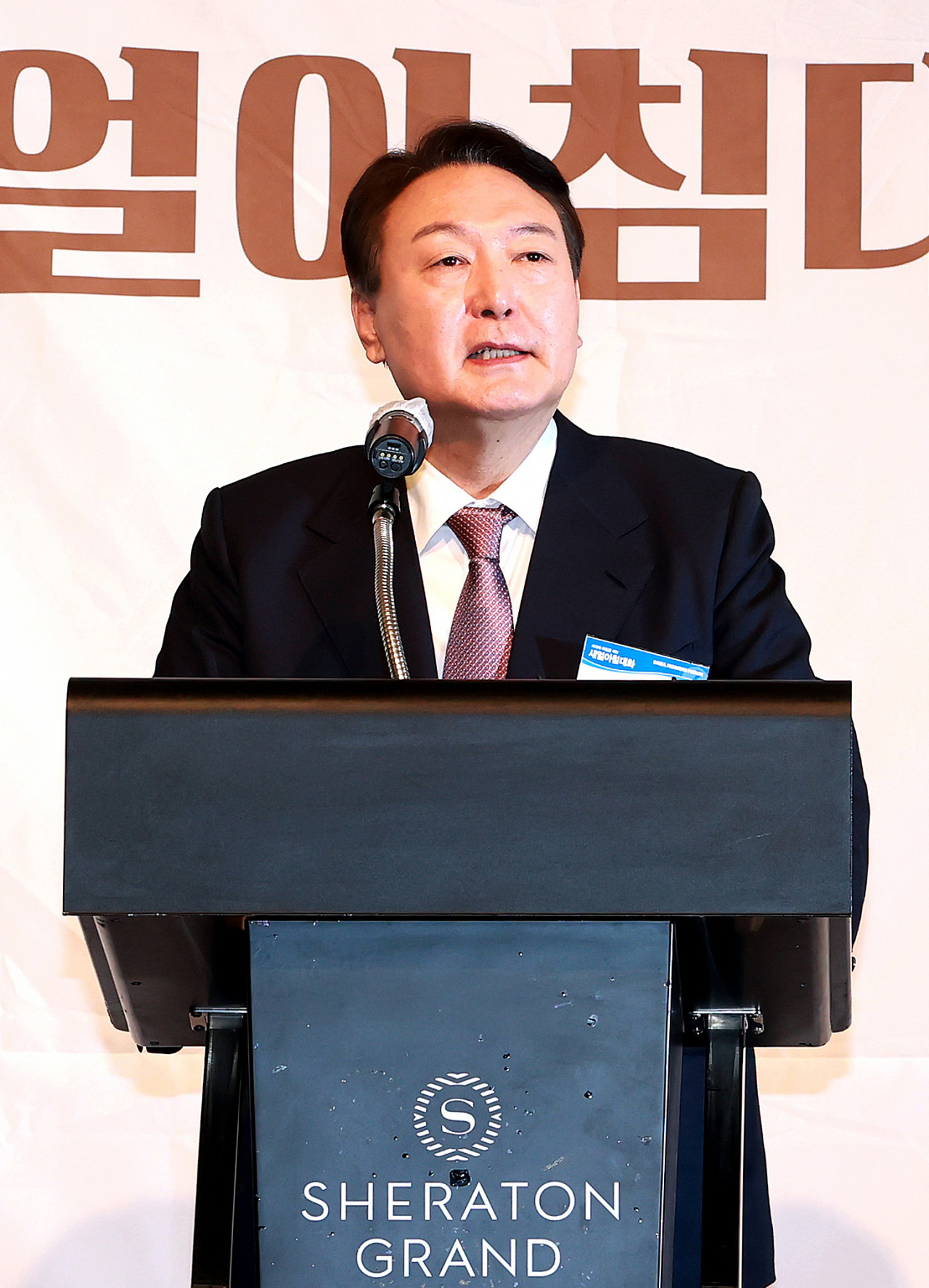 윤석열 국민의힘 대선 후보가 10일 오전 인천시 연수구 쉐라톤 그랜드 인천호텔에서 열린 '제20대 대선후보 초청 새얼아침대화 강연회'에서 강연하고 있다. [연합]