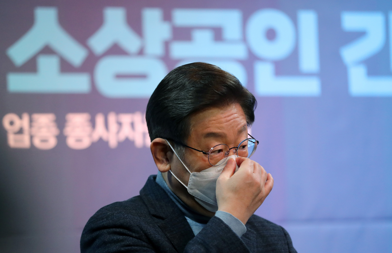 이재명 더불어민주당 대선 후보가 9일 오후 서울 종로구 대학로의 한 소극장에서 열린 손실보상 사각지대 소상공인 간담회에서 마스크를 고쳐쓰고 있다. [국회사진기자단]
