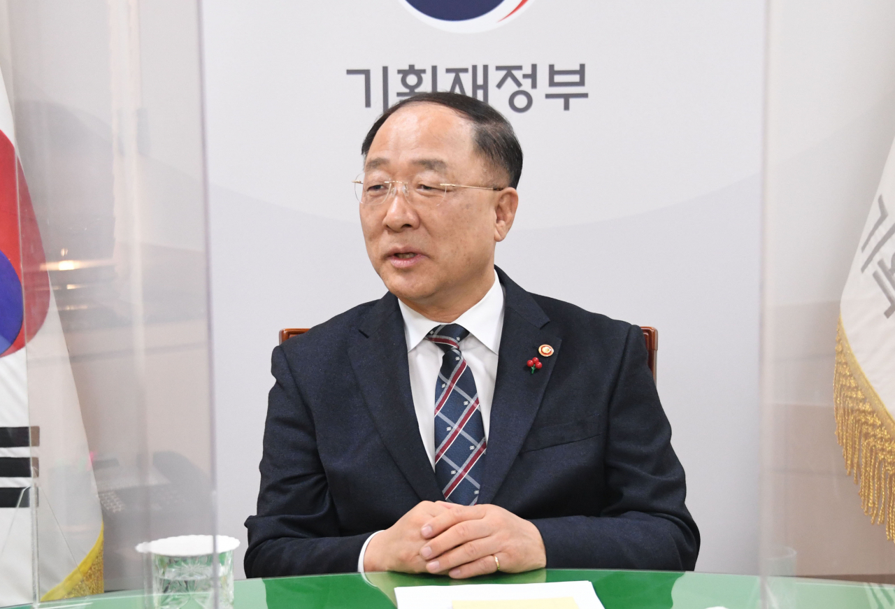 홍남기 경제부총리 겸 기획재정부 장관이 7일 서울 광화문 정부서울청사에서 '기획재정부 유관기관장 회의'를 주재하고 있다. [기획재정부 제공]