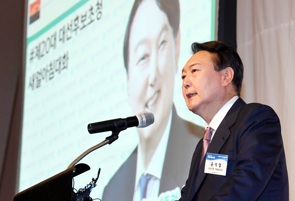 윤석열 국민의힘 대선 후보가 10일 오전 인천시 연수구 쉐라톤 그랜드 인천호텔에서 열린 '제20대 대선후보 초청 새얼아침대화 강연회'에서 강연하고 있다. [연합]