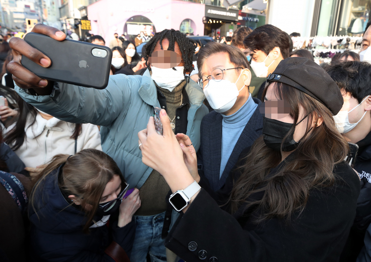이재명 더불어민주당 대선 후보가 지난 9일 오후 서울 마포구 홍대거리에서 시민들을 만나 기념촬영을 하고 있다. [연합]