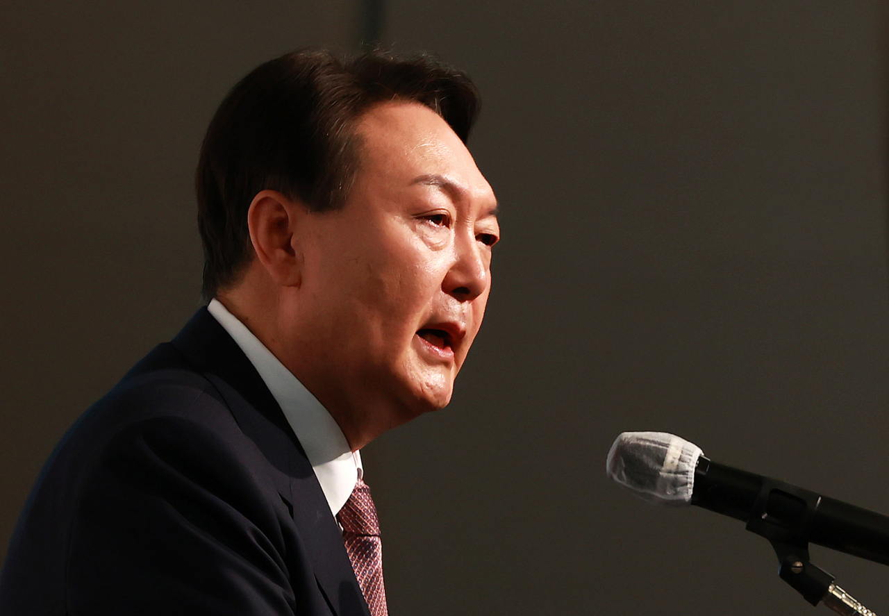 국민의힘 윤석열 대선 후보가 10일 오전 인천시 연수구 쉐라톤 그랜드 인천호텔에서 열린 '제20대 대선후보 초청 새얼아침대화 강연회'에서 강연하고 있다. [연합]