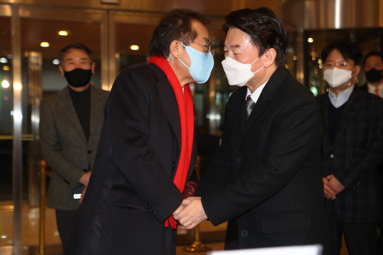 국민의당 안철수 대선후보와 국민의힘 홍준표 의원이 3일 오후 대구 북구 인터불고 호텔에서 열린 대구경북 신년교례회에 참석해 인사하고 있다. [연합]
