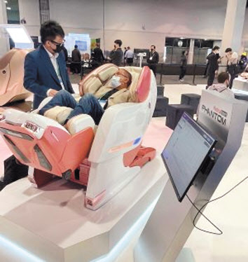 CES 2022에서 관람객이 팬텀메디컬하트(가칭)라는 심전도 측정 의료기기를 체험하고 있다. [바디프랜드 제공]