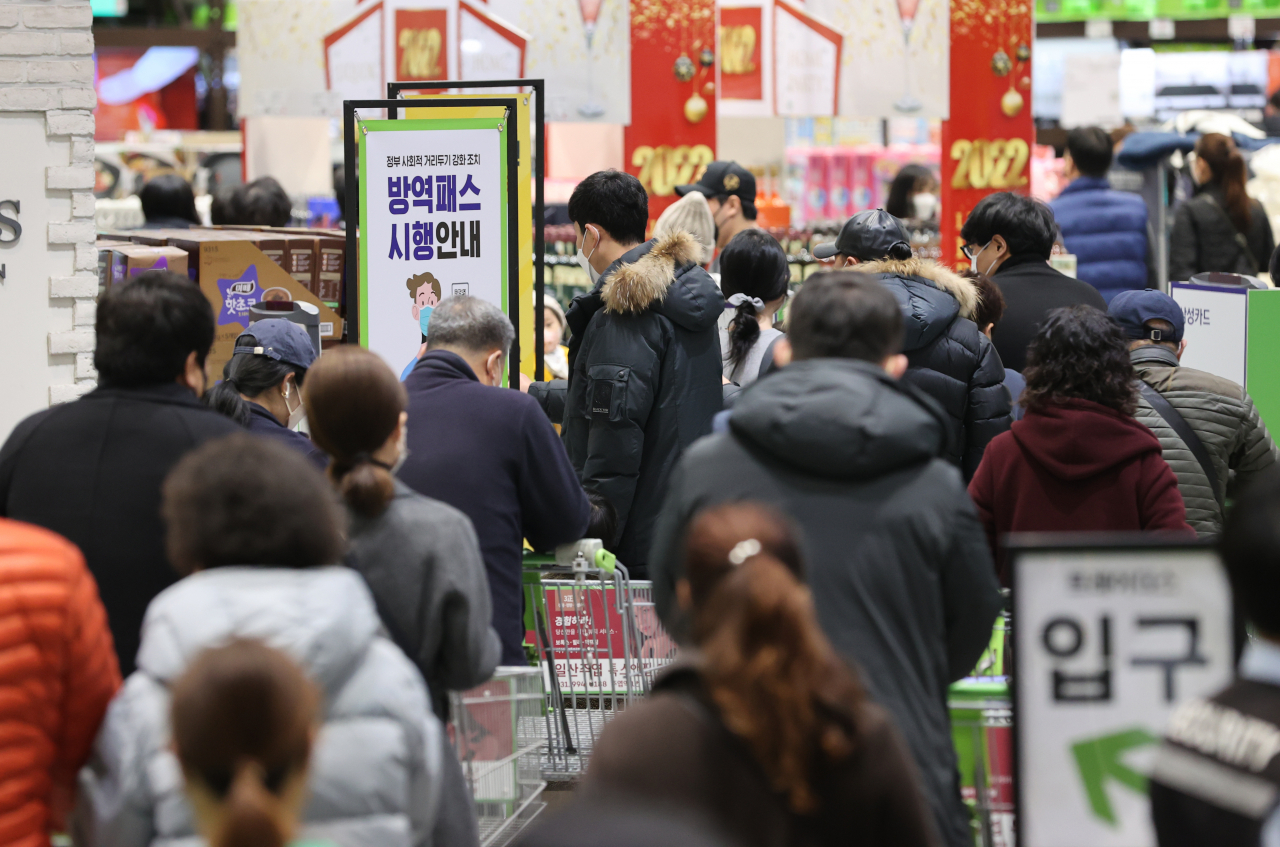 10일부터 백화점, 대형마트에 가려면 코로나19 백신 접종증명서나 48시간 내 발급받은 PCR(유전자증폭검사) 음성확인서를 내야 한다. 9일 오후 고양시 한 대형마트에서 시민들이 방역패스 확인을 위해 대기해 있다. [연합]