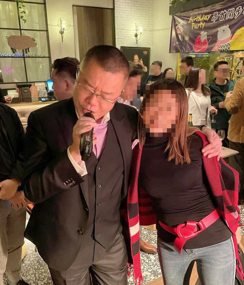 중국 전국인민대표대회(전인대) 홍콩 대표 중 한 명인 위트먼 헝(왼쪽)이 지난 3일 자신의 생일파티에서 노래를 부르는 모습.[SCMP]