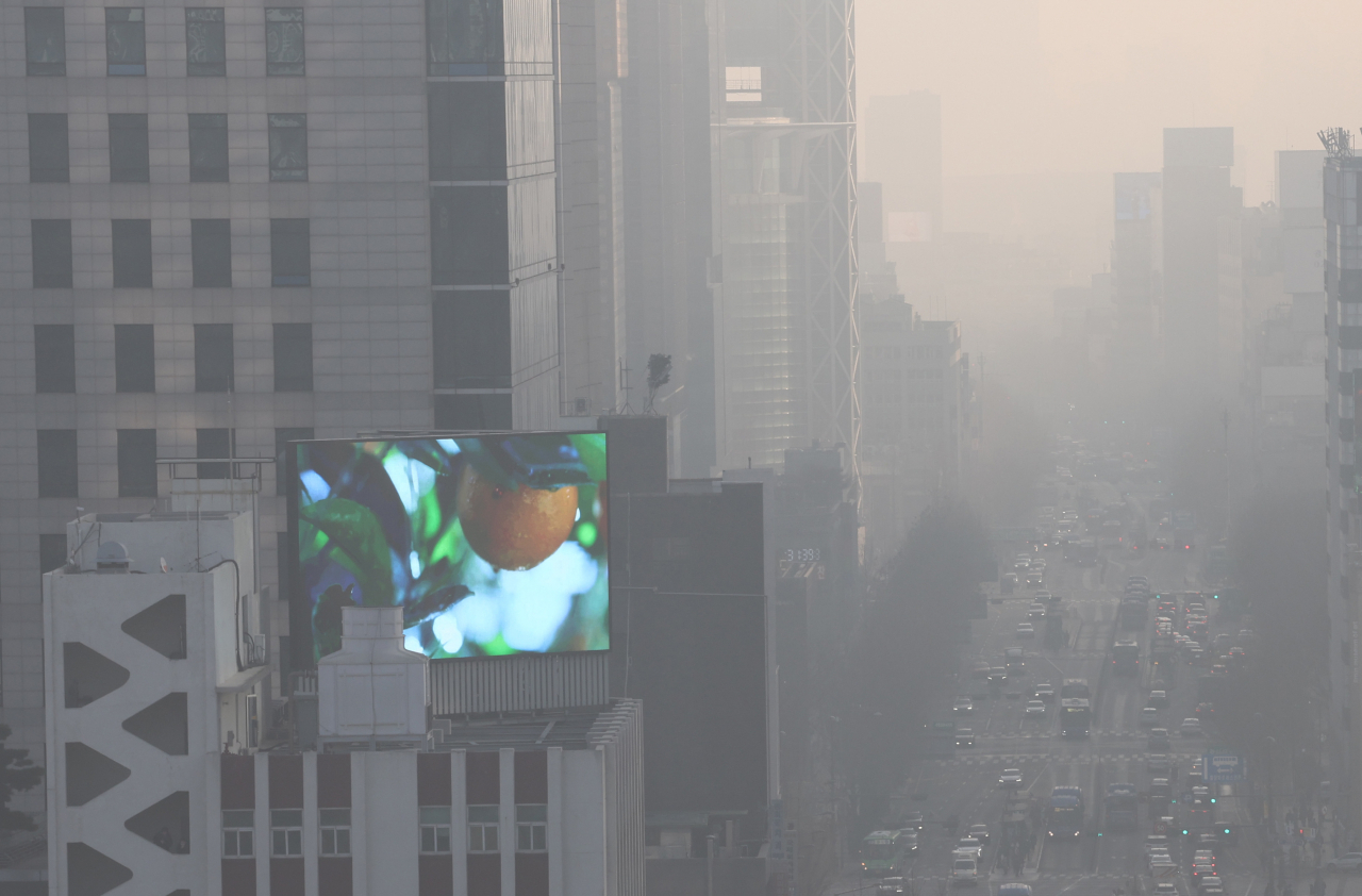 주말 동안 이어진 고농도 미세먼지·초미세먼지 상황이 계속된 10일 오전 서울 시내가 뿌옇다. [연합]
