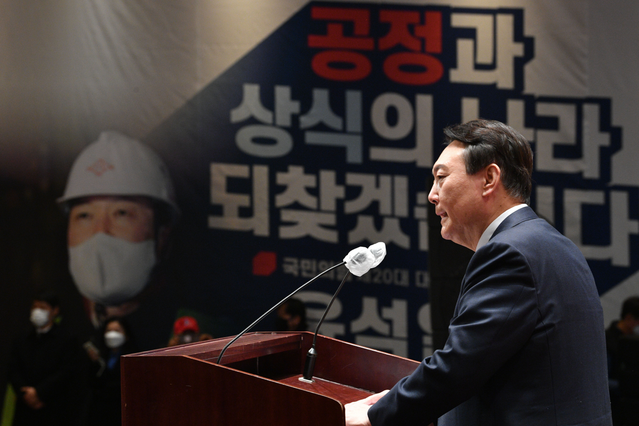 윤석열 국민의힘 대선후보가 10일 오전 인천광역시 연수구 송도센트럴파크호텔에서 열린 인천시 선거대책위원회 출범식에서 연설을 하고 있다. [국회사진기자단]