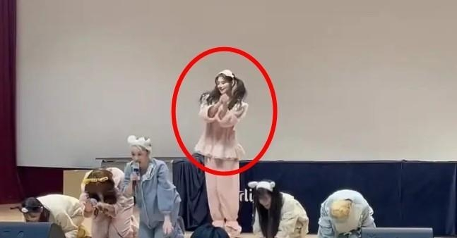 큰절을 하지 않고 혼자만 꼿꼿이 서 있는 왕이런. [ 중국 관영매체 관찰자망 캡처]