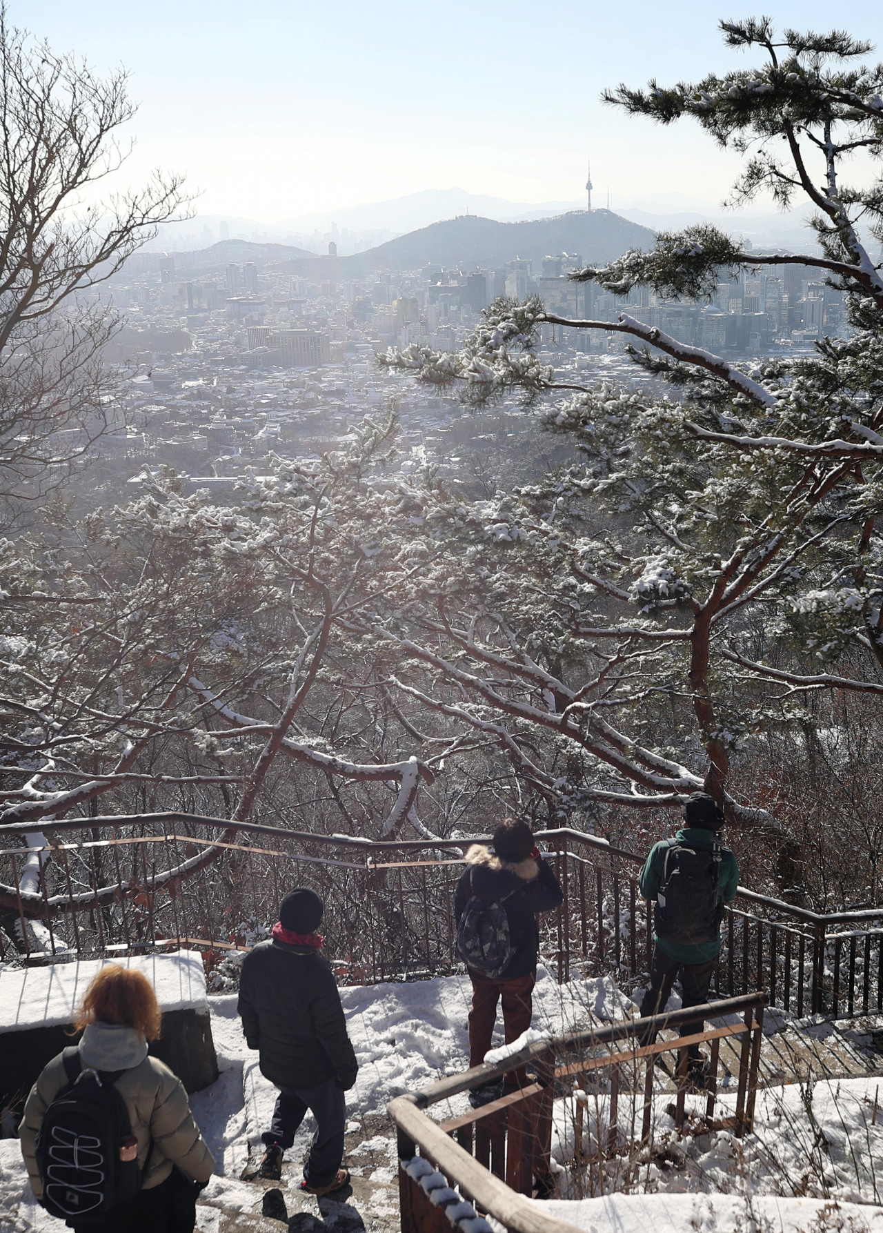 눈이 내린 지난달 등산을 즐기는 시민들. 연합