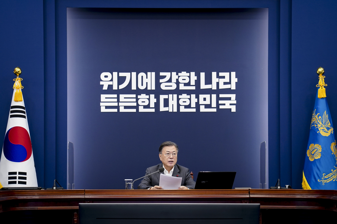 문재인 대통령이 10일 오후 청와대 여민관에서 열린 수석·보좌관회의에서 발언을 하고 있다. [연합]