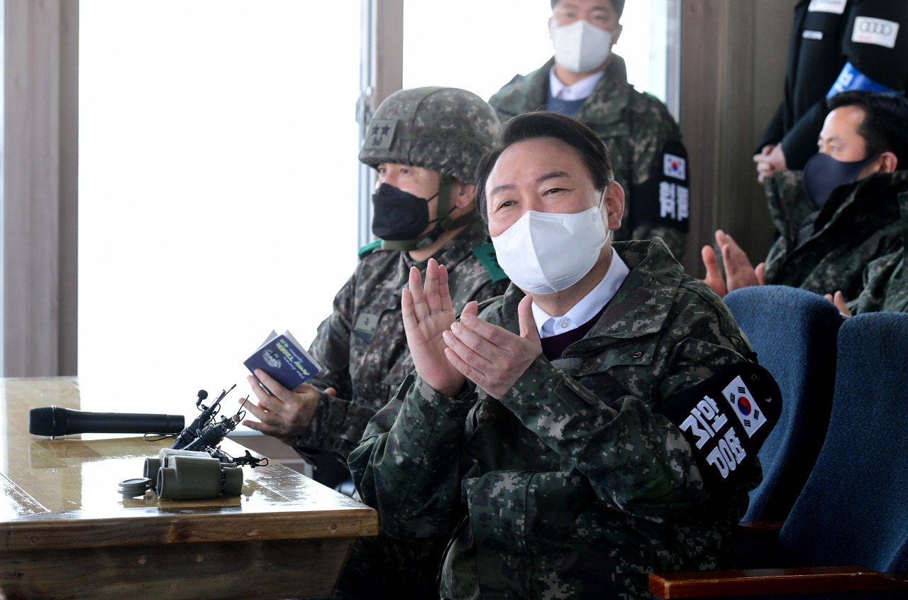 Yoon Suk-yeol, presidential nominee of the main opposition People Power Party, applauds after hearing a presentation from a military officer during a visit to the 3rd Infantry Division's base in Gangwon Province last month. (Joint Press Corps)