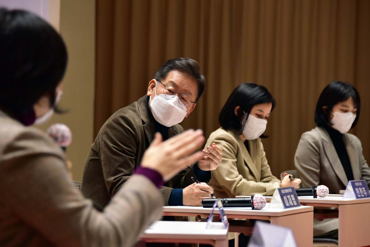 더불어민주당 이재명 대선 후보가 10일 서울 동작구 대방동 스페이스살림에서 열린 '일하는 여성을 위한 스타트업 대표 간담회'에서 참석자의 발언을 듣고 있다. [국회사진기자단]