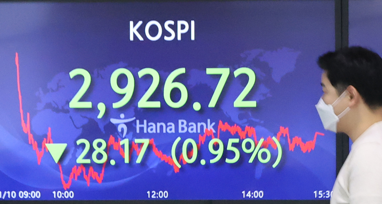 10일 서울 중구 하나은행 딜링룸에서 직원들이 업무를 보고 있다. [연합]