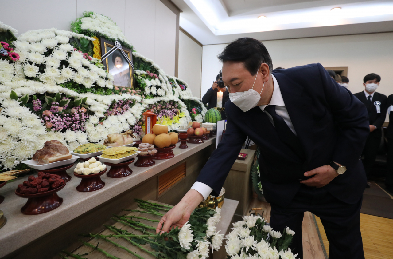 윤석열 국민의힘 대선 후보가 10일 오후 광주 동구 조선대학교병원 장례식장에 마련된 배은심 여사 빈소를 찾아 헌화하고 있다. [연합]