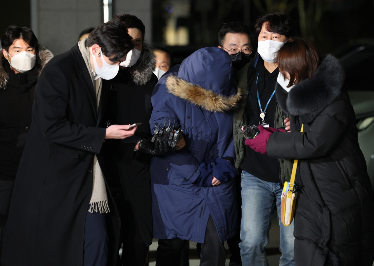 회삿돈 2215억원을 횡령한 오스템임플란트 직원 이 모(45)씨가 지난 5일 검거돼 서울 강서경찰서로 들어가는 모습. [연합]