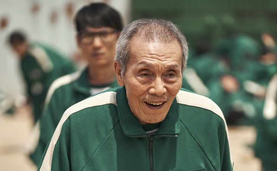 한국인 배우 최초로 미국 골든글로브에서 남우조연상을 수상한 배우 오영수. 넷플릭스 시리즈 ‘오징어 게임’에서 오일남을 연기한 오영수는 지난 9일(현지시간) 미국 LA 베벌리힐스 힐튼 호텔에서 열린 제79회 골든글로브 시상식에서 TV 드라마 남우조연상을 수상했다. [넷플릭스 제공]