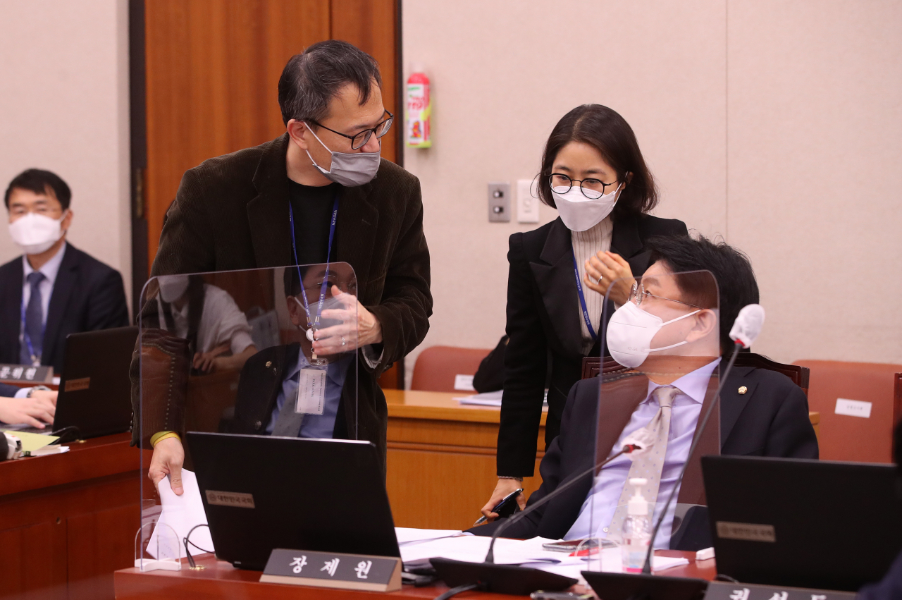 10일 오후 국회에서 열린 법제사법위원회 전체회의에서 더불어민주당 박주민 간사와 국민의힘 장제원 간사가 대화하고 있다. [이상섭 기자]