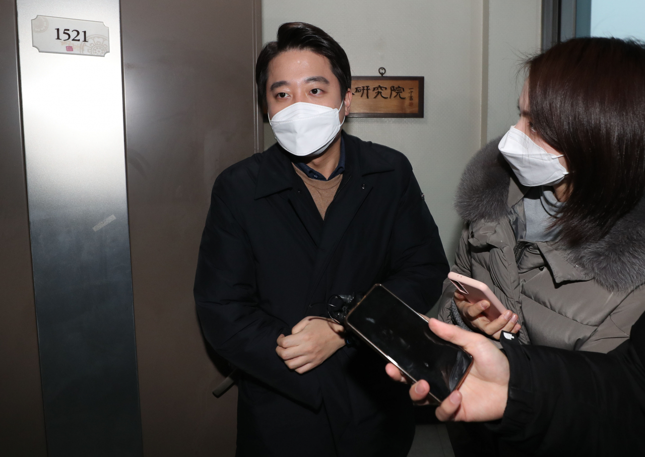 이준석 국민의힘 대표가 10일 오후 서울 종로구 김종인 전 총괄선대위원장의 사무실을 찾아 김 전 위원장을 면담한 뒤 나서고 있다. [연합]