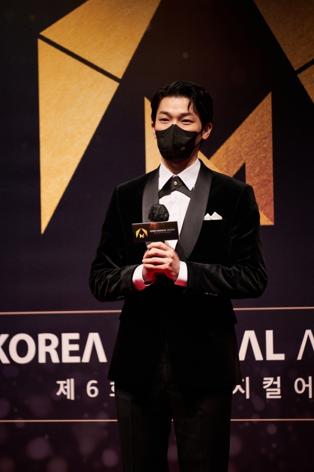 배우 박강현이 제6회 한국뮤지컬어워즈에서 ‘하데스타운’으로 남자조연상을 받았다. [한국뮤지컬협회 제공]