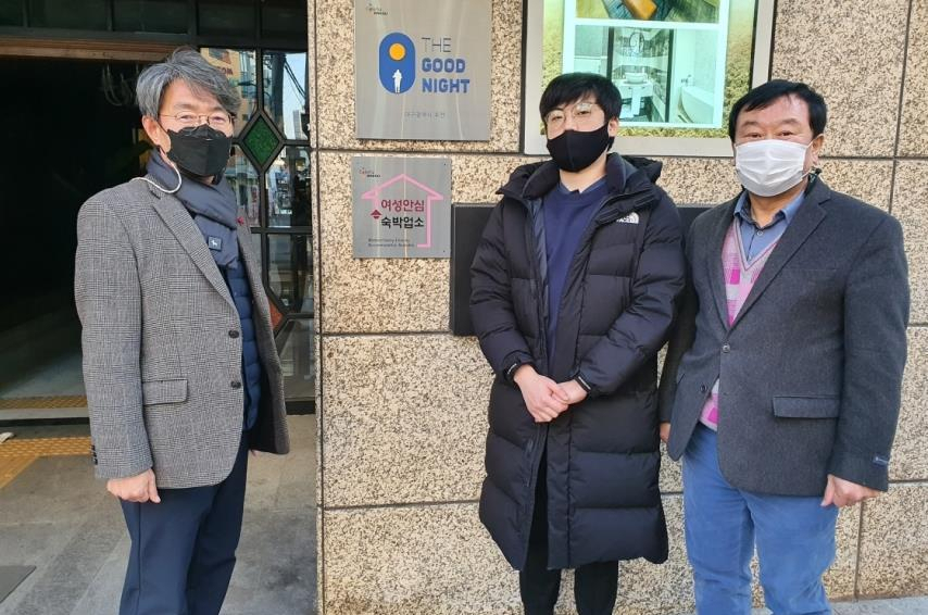 대구시가 여성안심 숙박업소를 지정해 운영한다. 김흥준 대구시 위생정책과장(왼쪽부터), 최재봉 2월호텔 동성로점 지배인, 배상재 대한숙박업중앙회 대구시지회장.[대구시 제공]