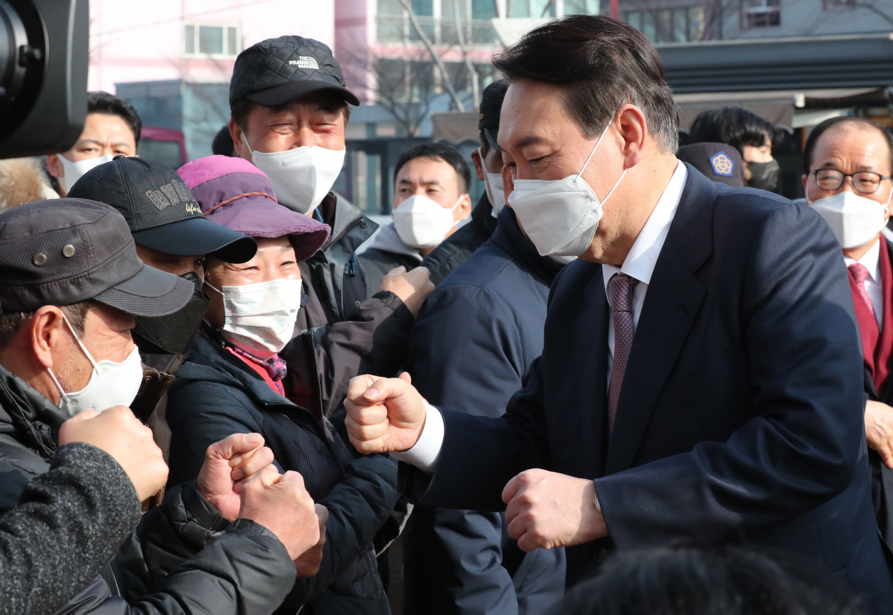윤석열 국민의힘 대선후보가 지난 10일 오전 인천역 앞 광장에서 산업화·교역일번지 인천지역 공약 발표를 마치고 시민들과 주먹인사를 하고 있다. [연합]