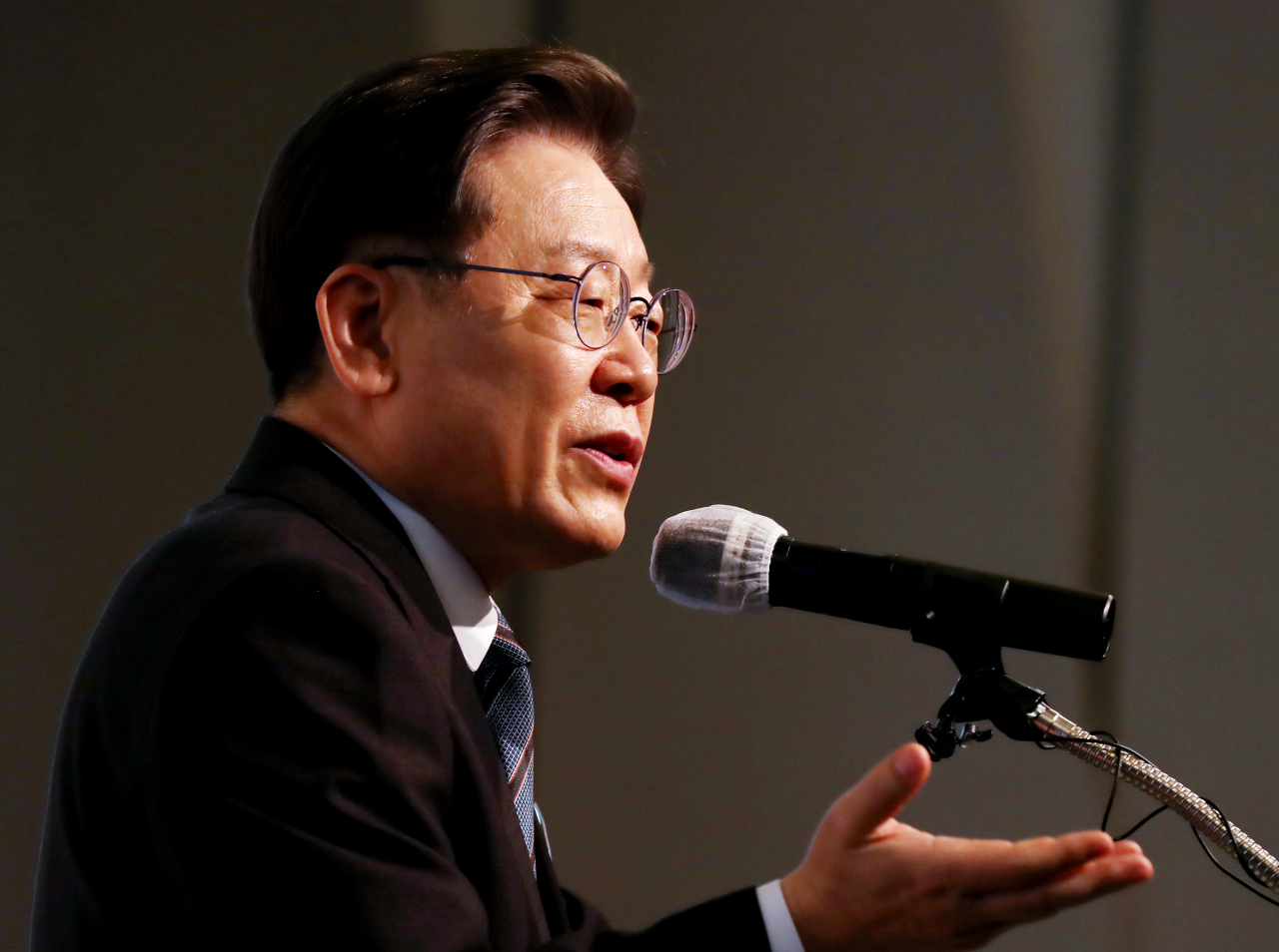 더불어민주당 이재명 대선 후보가 11일 오전 인천시 연수구 쉐라톤 그랜드 인천호텔에서 열린 '제20대 대선후보 초청 새얼아침대화 강연회'에서 강연하고 있다. [연합]