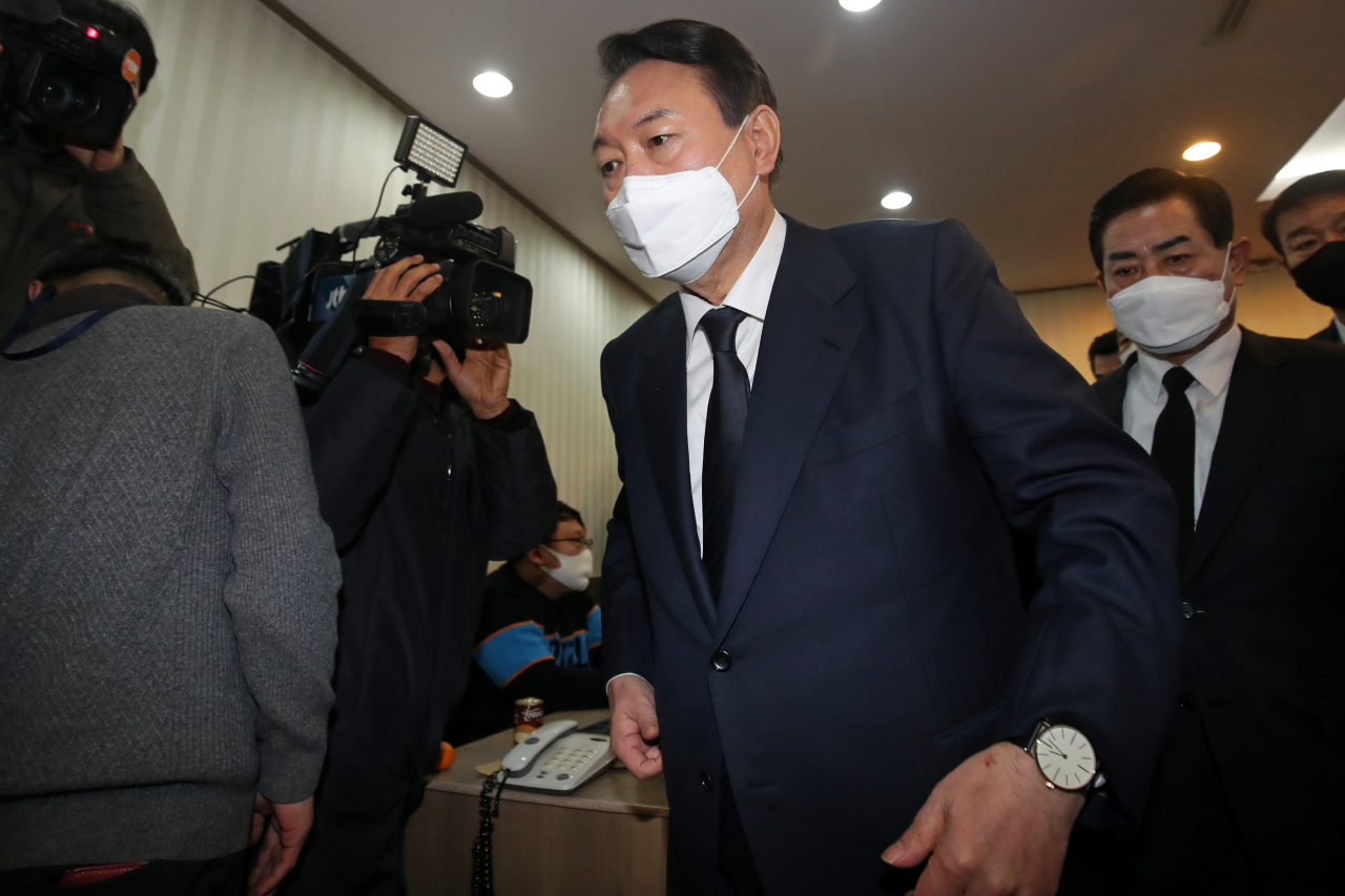 윤석열 국민의힘 대선 후보가 지난 10일 오후 광주 동구 조선대학교병원 장례식장에 차려진 배은심 여사 빈소에 들어서고 있다. [연합]