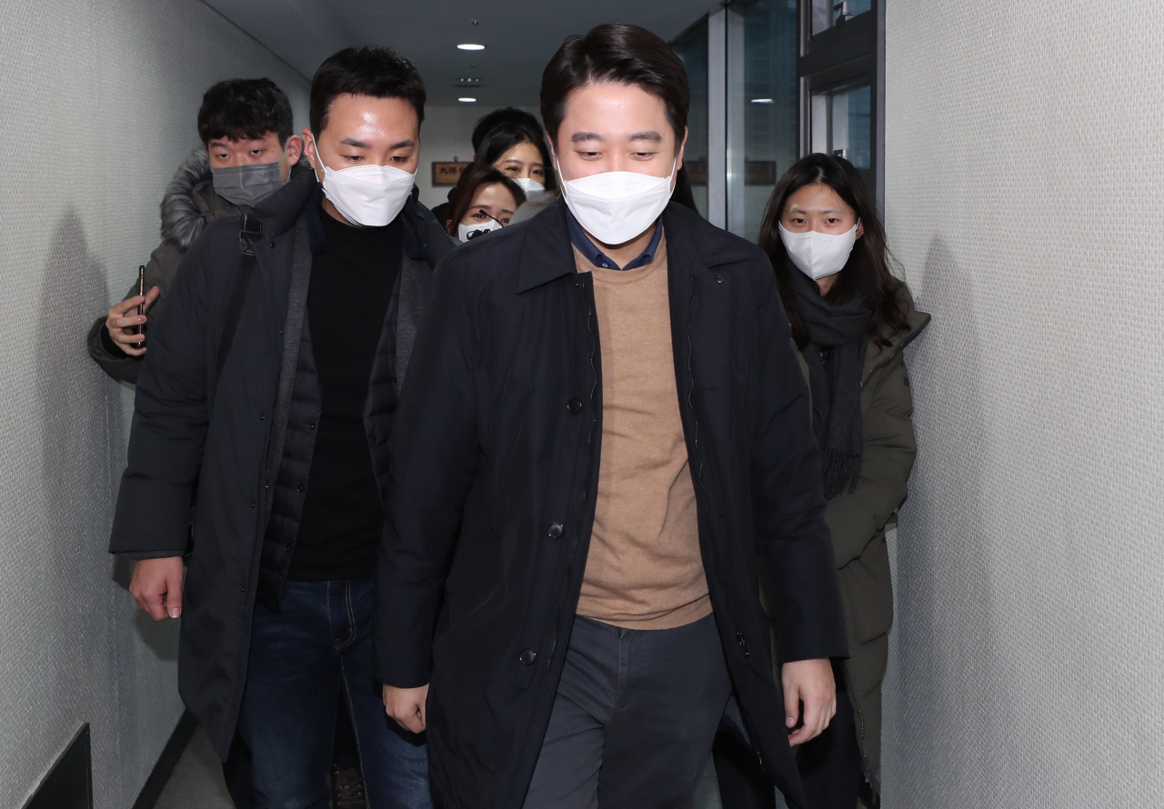 이준석 국민의힘 대표가 지난 10일 오후 서울 종로구 김종인 전 총괄선대위원장의 사무실을 찾아 김 전 위원장을 면담한 뒤 나서고 있다. [연합]
