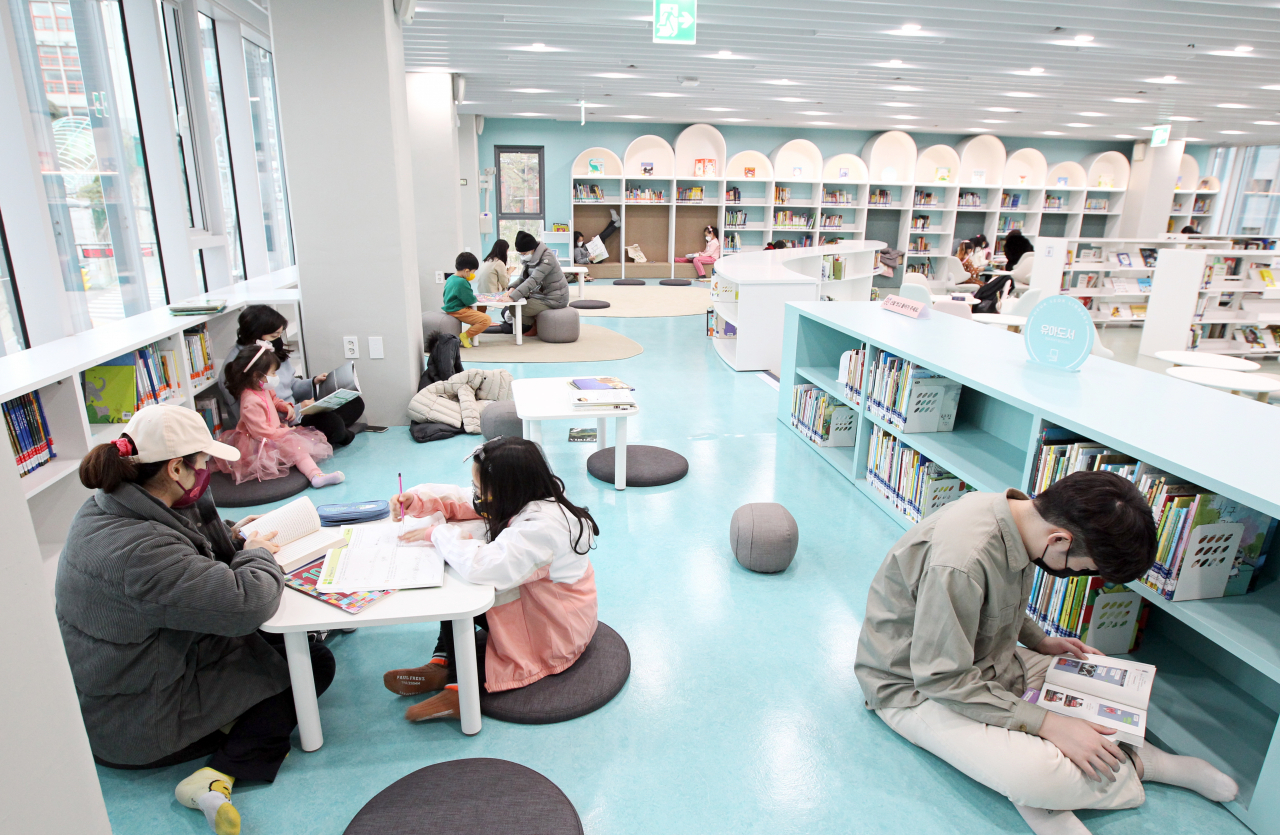 서울시 동작구 흑석동에 위치한 '구립 까망돌 복합도서관'이 개관한 가운데 유아와 학부모, 시민의 편안한 쉼터가 되고 있다. [동작구 제공]