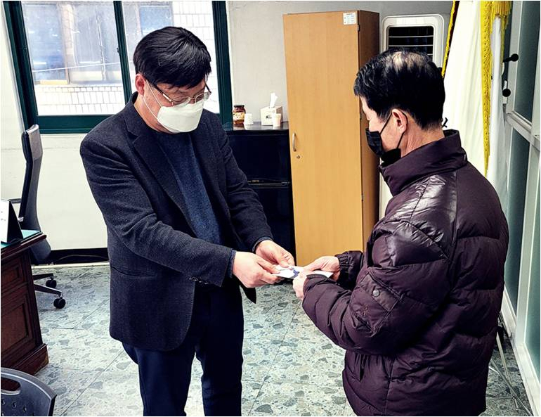서울 성동구가 ‘위기가구 신고 포상금’ 시행 이후 처음으로 지역 내 복지사각지대에 놓인 위기가구를 신고한 주민에게 포상금을 지급했다고 11일 밝혔다. 사진은 신고 주민이 포상금을 받는 모습. [성동구 제공]