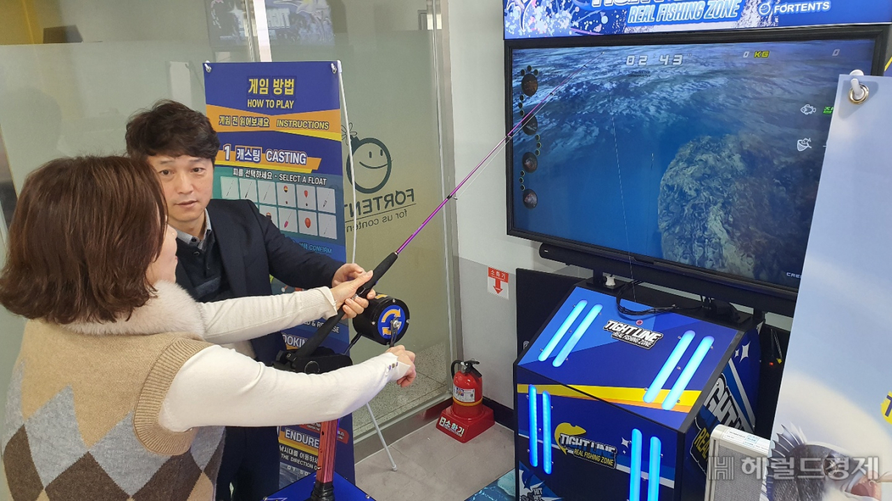 타이트라인은 국내 최초 실감형 4D 아케이드 낚시 게임이다. 낚시 전문 시뮬레이터 구동부와 콘솔을 개발, 낚시터를 찾지 않아도 실감나게 즐길 수 있다. /서인주 기자