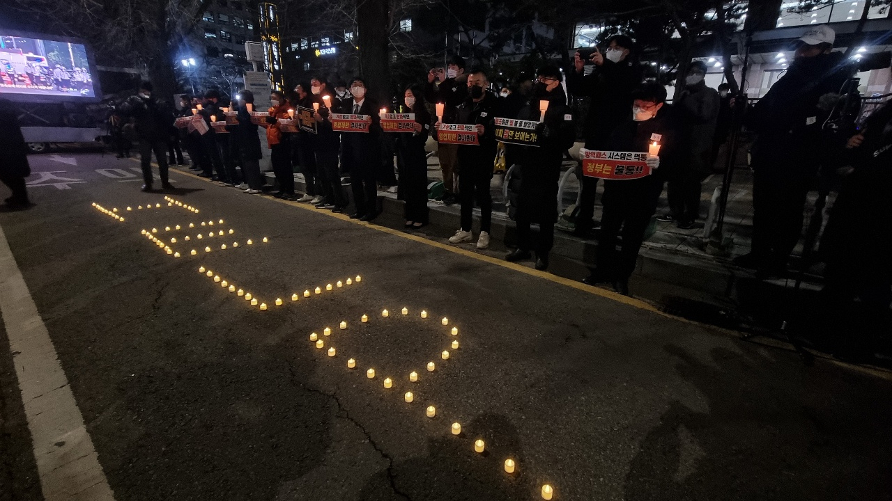 지난 10일 국회 앞에서 코로나19 대응 전국자영업자비상대책위원회가 방역패스와 영업제한 조치 철폐를 촉구하는 집회를 열고 있다. 김빛나 기자