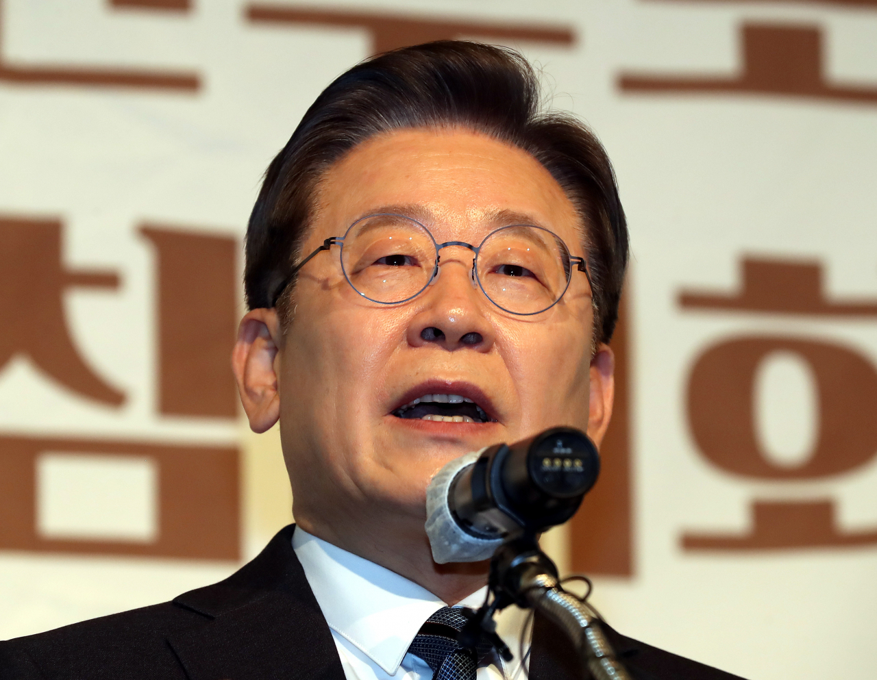 이재명 더불어민주당 대선 후보가 11일 오전 인천시 연수구 쉐라톤 그랜드 인천호텔에서 열린 '제20대 대선후보 초청 새얼아침대화 강연회'에서 강연하고 있다. [연합]