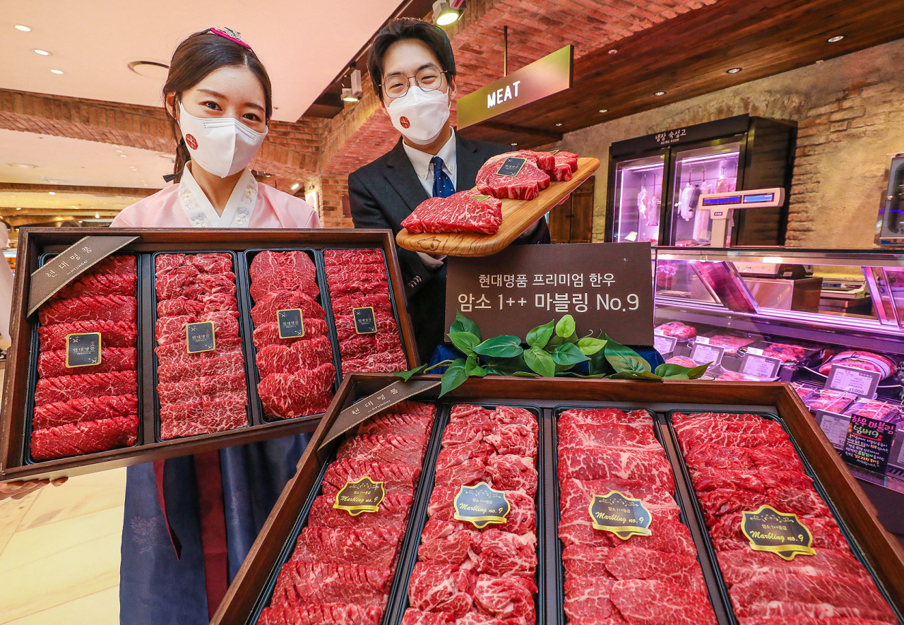 비대면 명절 트렌드에 맞춰 300만원짜리 한우선물세트가 등장하는 등 프리미엄 선물 수요가 늘고 있다.[현대백화점 제공]