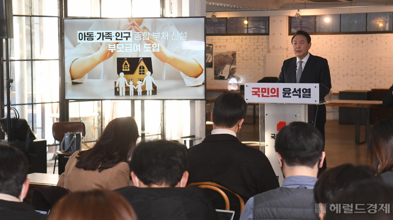 윤석열 국민의힘 대선후보가 11일 오전 서울 성동구 성수동 할아버지공장 카페에서 '진심, 변화, 책임'이란 키워드로 국가 운영 방향에 대한 신년 기자회견을 열고 있다. 이상섭 기자