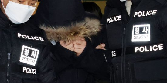 지난 7일 서울 서대문경찰서에서 관계자들이 직원을 엽기적인 방법으로 살해한 혐의로 구속된 어린이스포츠센터 대표 A씨를 검찰로 송치하고 있다. [연합]