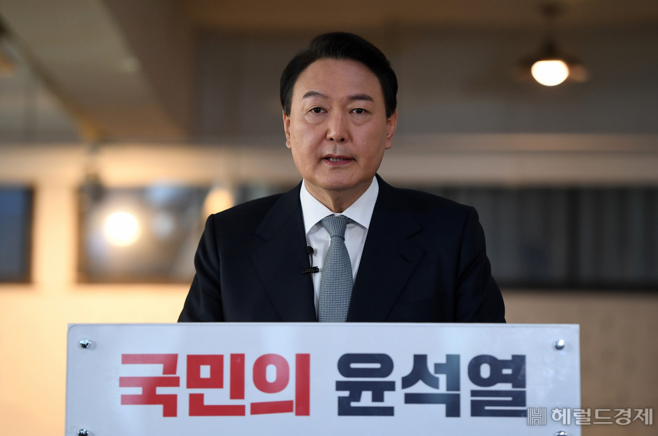 윤석열 국민의힘 대선후보가 11일 오전 서울 성동구 성수동 할아버지공장 카페에서 '진심, 변화, 책임'이란 키워드로 국가 운영 방향에 대한 신년 기자회견을 열고 있다. 이상섭 기자
