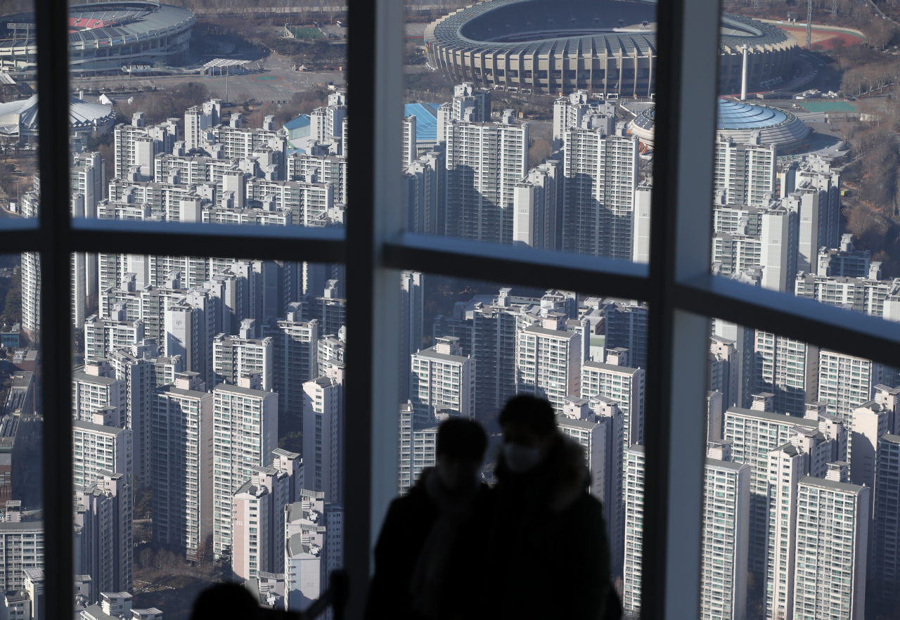 서울 송파구 롯데월드타워 전망대인 '서울스카이'에서 바라본 시내 아파트. [연합]