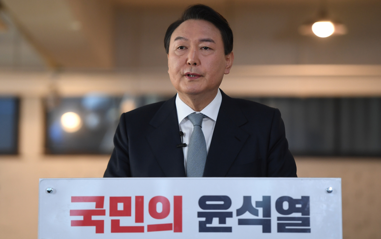 윤석열 국민의힘 대선후보가 11일 오전 서울 성동구 할아버지공장 카페에서 '진심, 변화, 책임'이란 키워드로 국가 운영 방향에 대한 신년 기자회견을 열고 있다. [헤럴드경제=이상섭 기자]