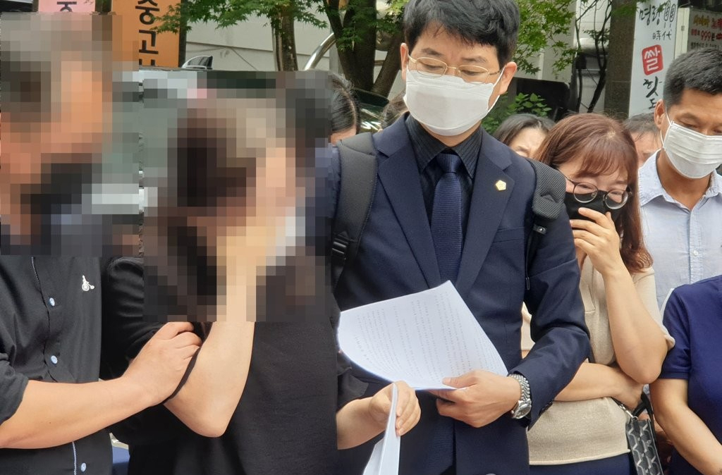 딸의 유서를 공개하며 눈물 흘리는 청주 여중생 부모 [연합]